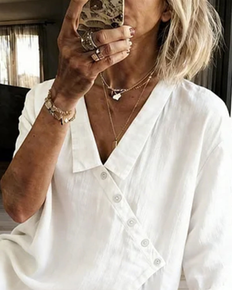 Asymmetrische Bluse mit Kragen und diagonaler Knöpfung