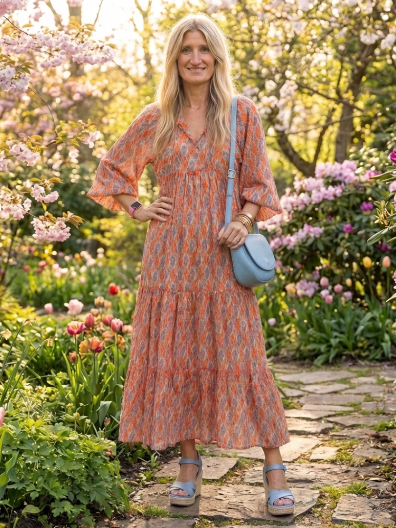 Amara | Midi-Kleid mit V-Ausschnitt, gestuftem Schnitt und geometrischem Muster