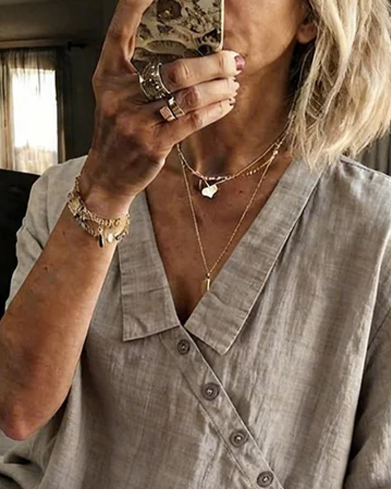 Asymmetrische Bluse mit Kragen und diagonaler Knöpfung