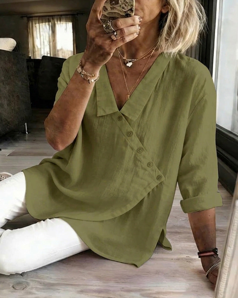 Asymmetrische Bluse mit Kragen und diagonaler Knöpfung