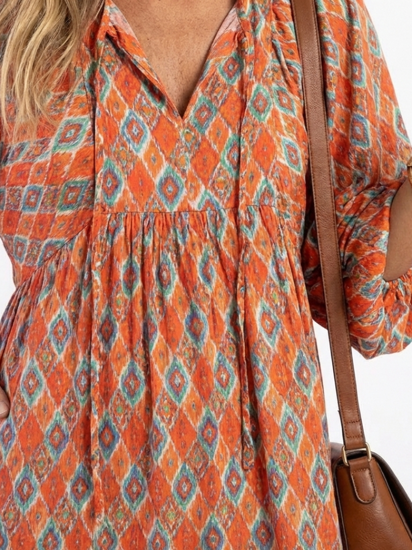 Amara | Midi-Kleid mit V-Ausschnitt, gestuftem Schnitt und geometrischem Muster