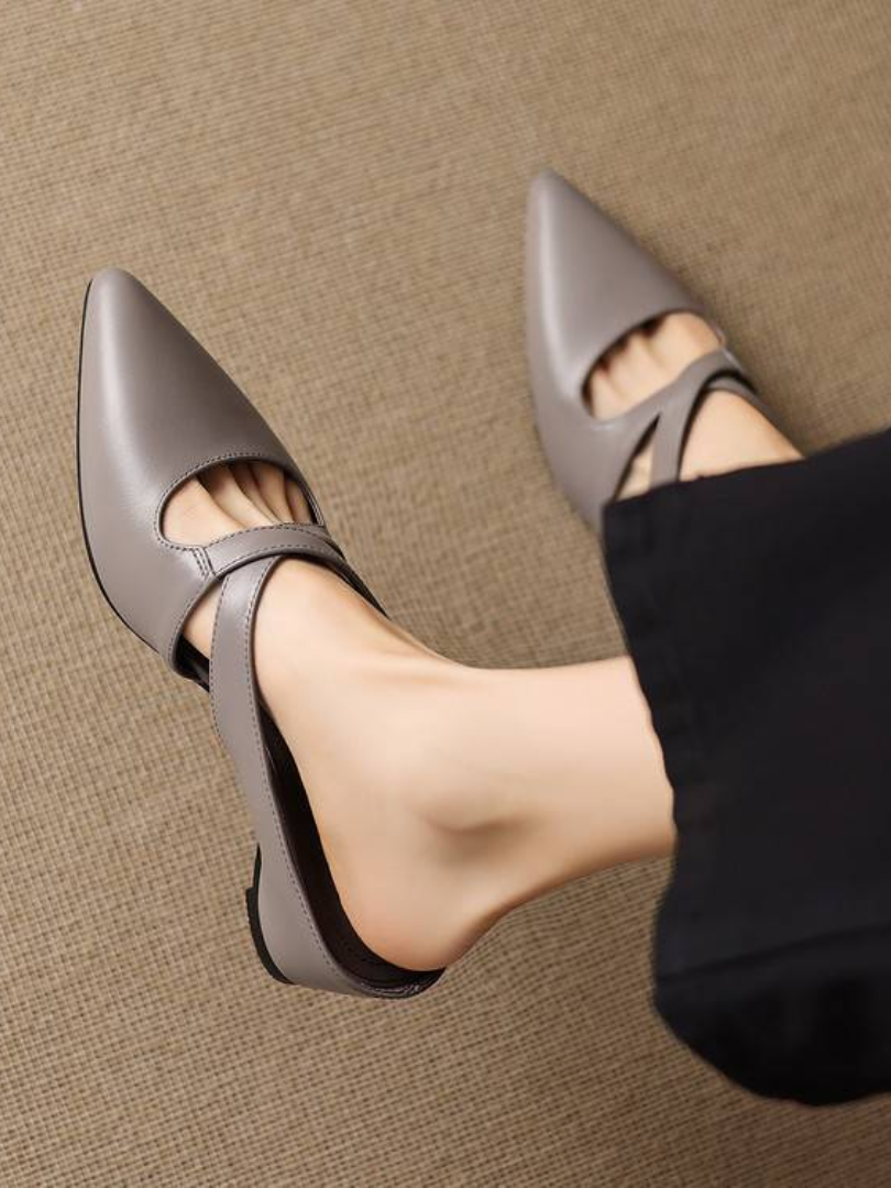Selva Pumps aus echtem Leder mit gekreuzten Riemen und spitzer Zehenpartie