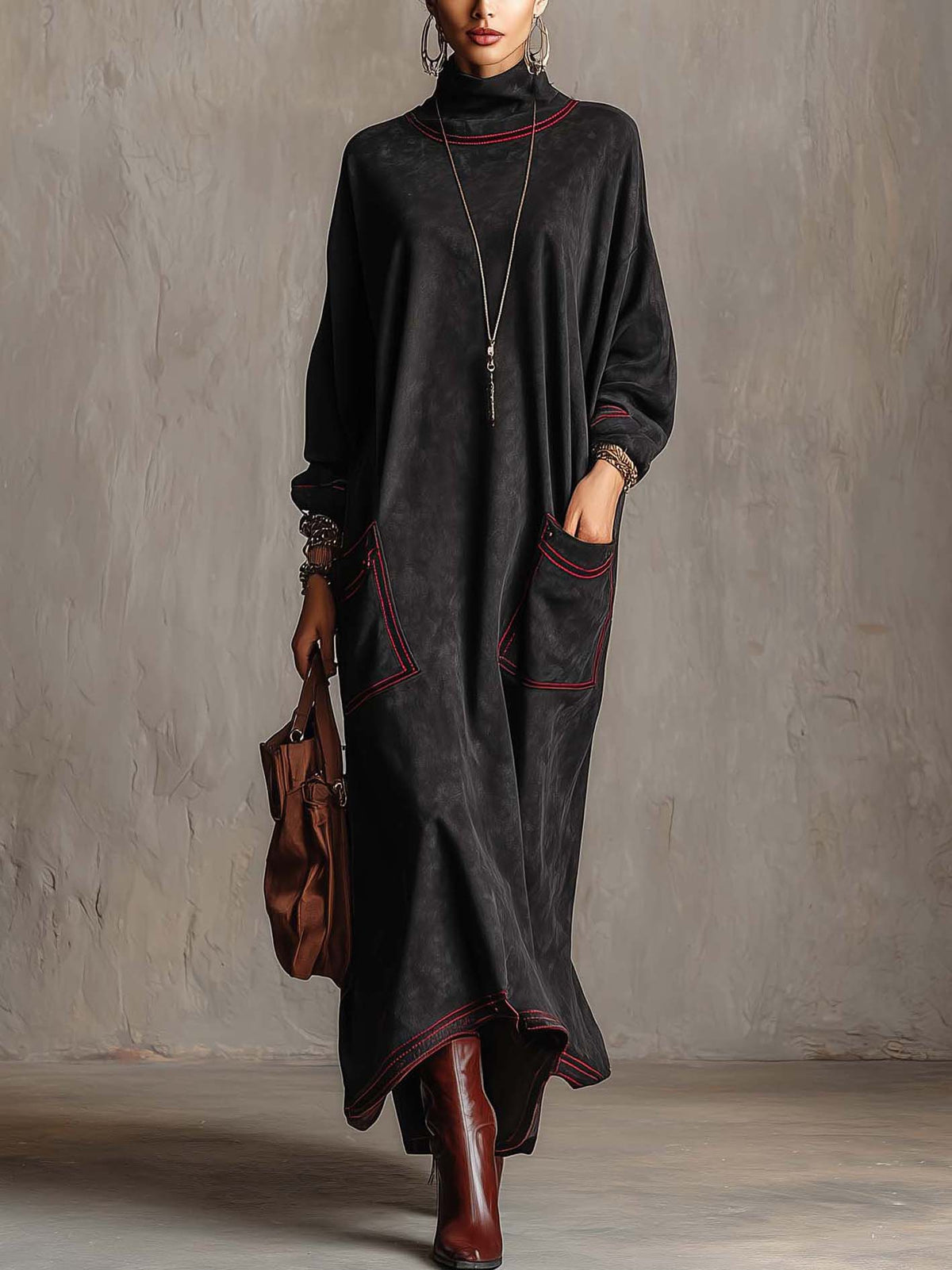 Manuela | Schwarzes Maxikleid aus Kunstwildleder mit roten Kontrastnähten und aufgesetzten Taschen