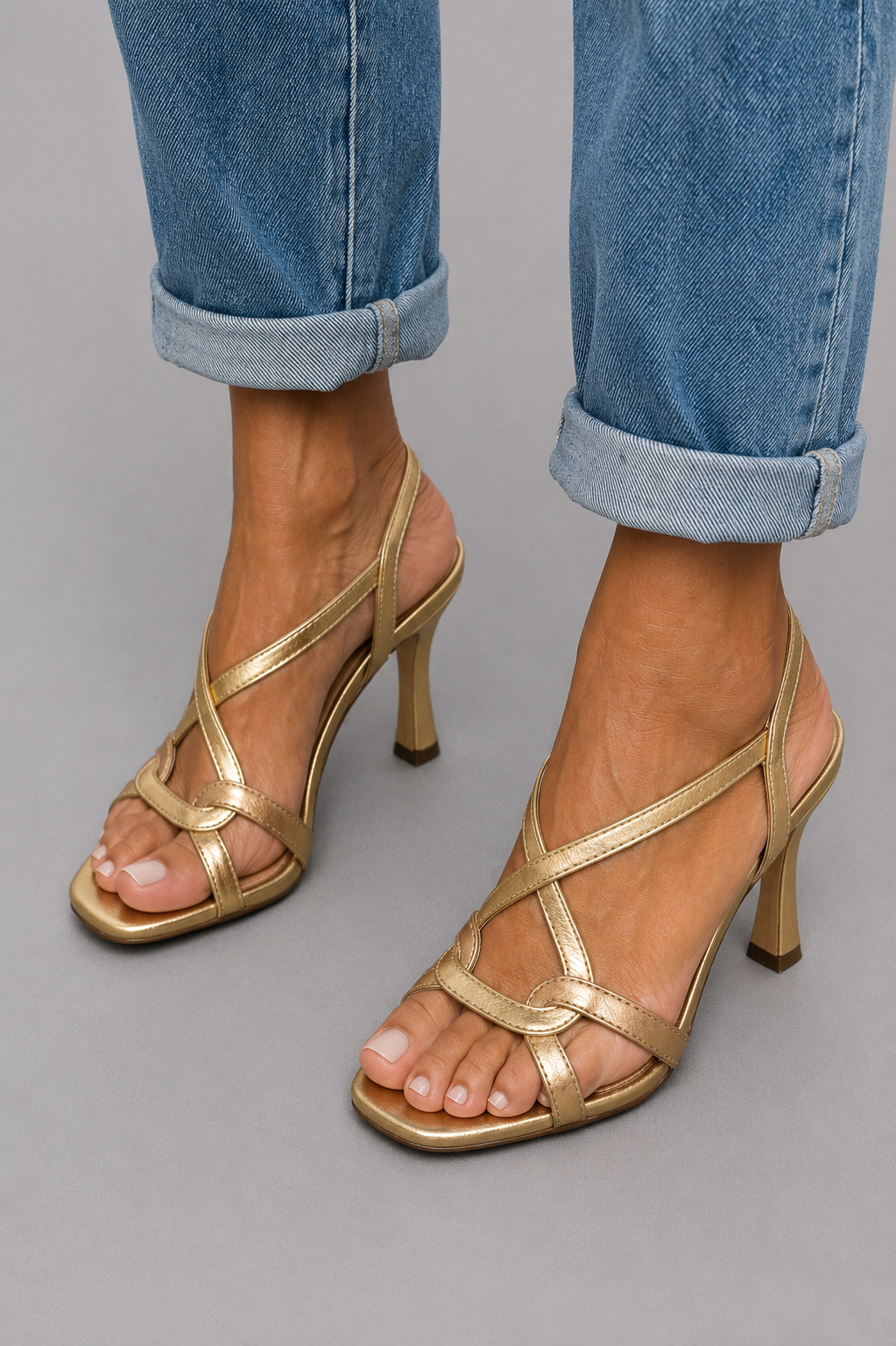 Cassie – Goldene Sandalen mit Kreuzriemen