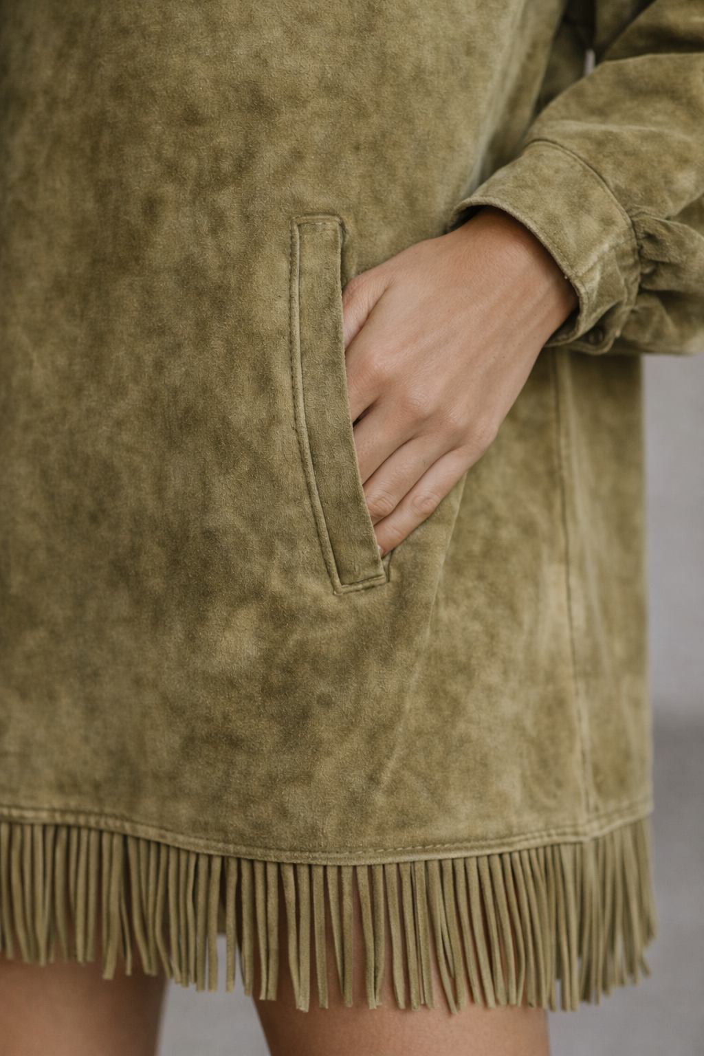 Sophia™ | Hochgeschlossenes Wildleder-Fransen-Minikleid
