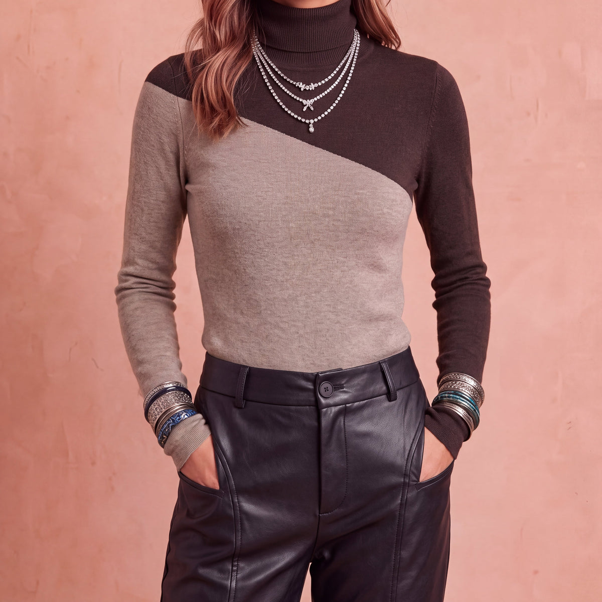 Philomène – Asymmetrischer Pullover mit Stehkragen