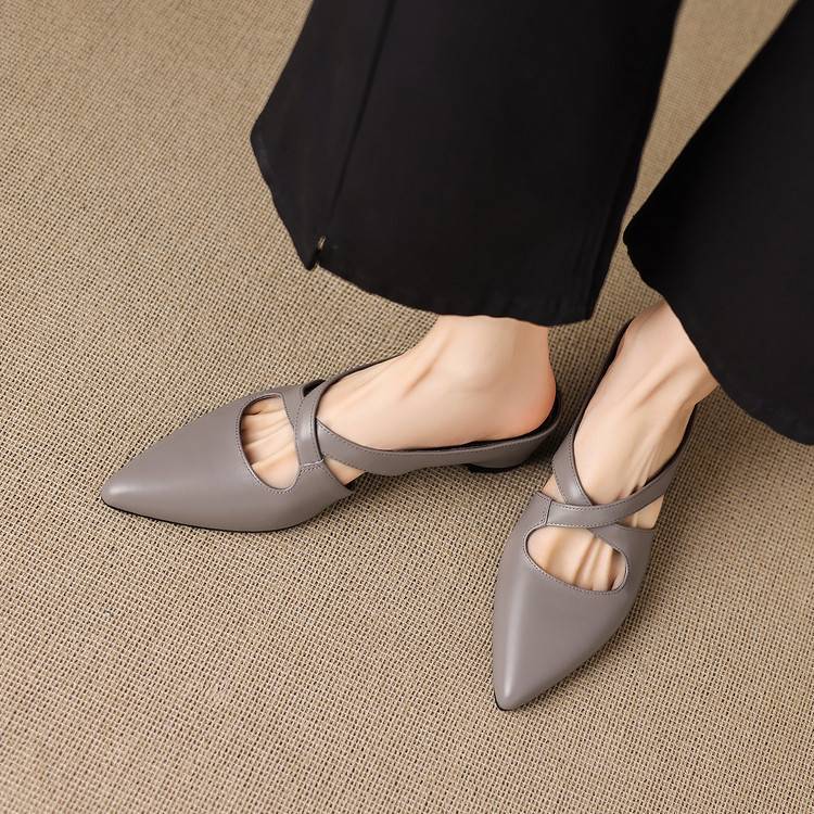 Selva Pumps aus echtem Leder mit gekreuzten Riemen und spitzer Zehenpartie