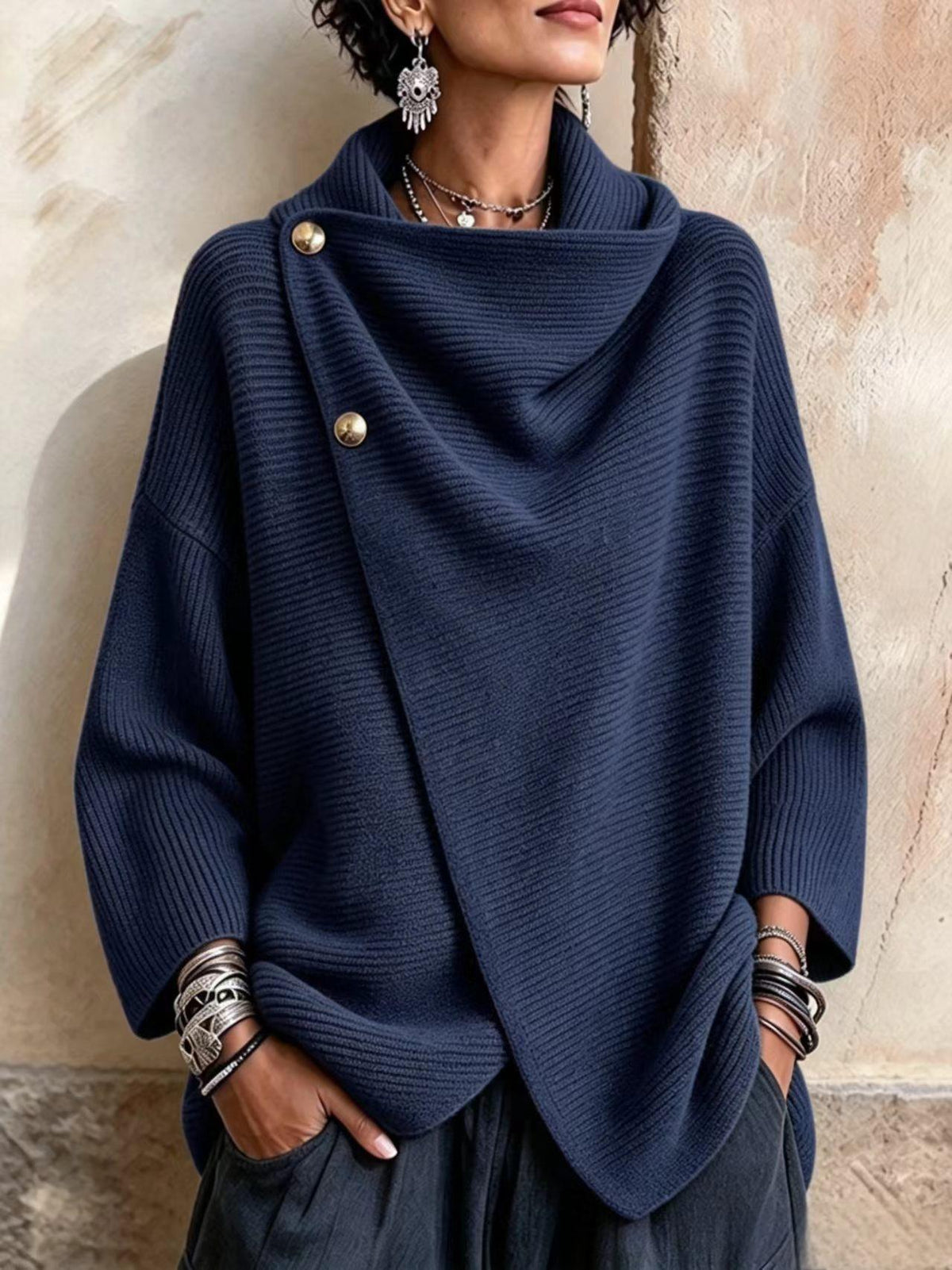 Colette – Asymmetrischer Strickpullover mit Knöpfen
