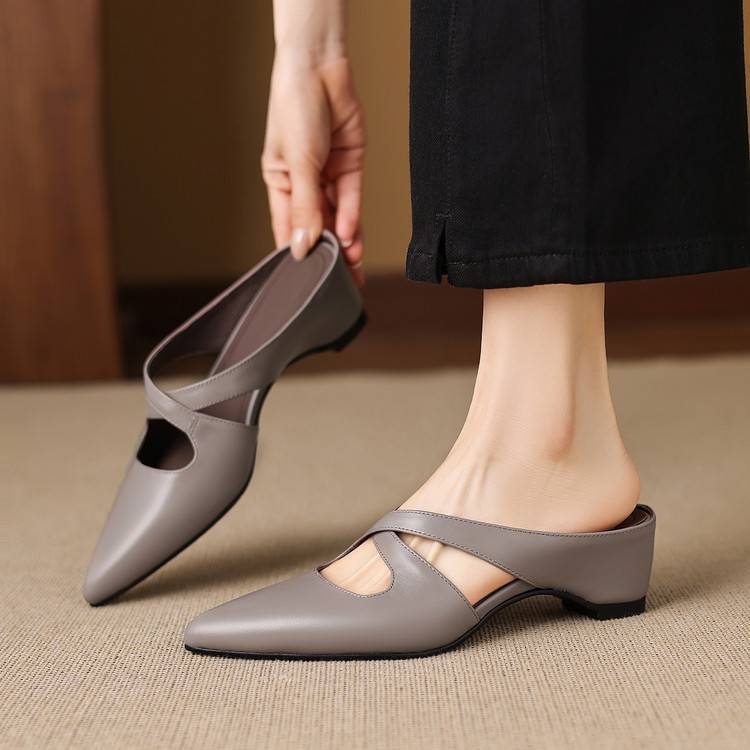 Selva Pumps aus echtem Leder mit gekreuzten Riemen und spitzer Zehenpartie
