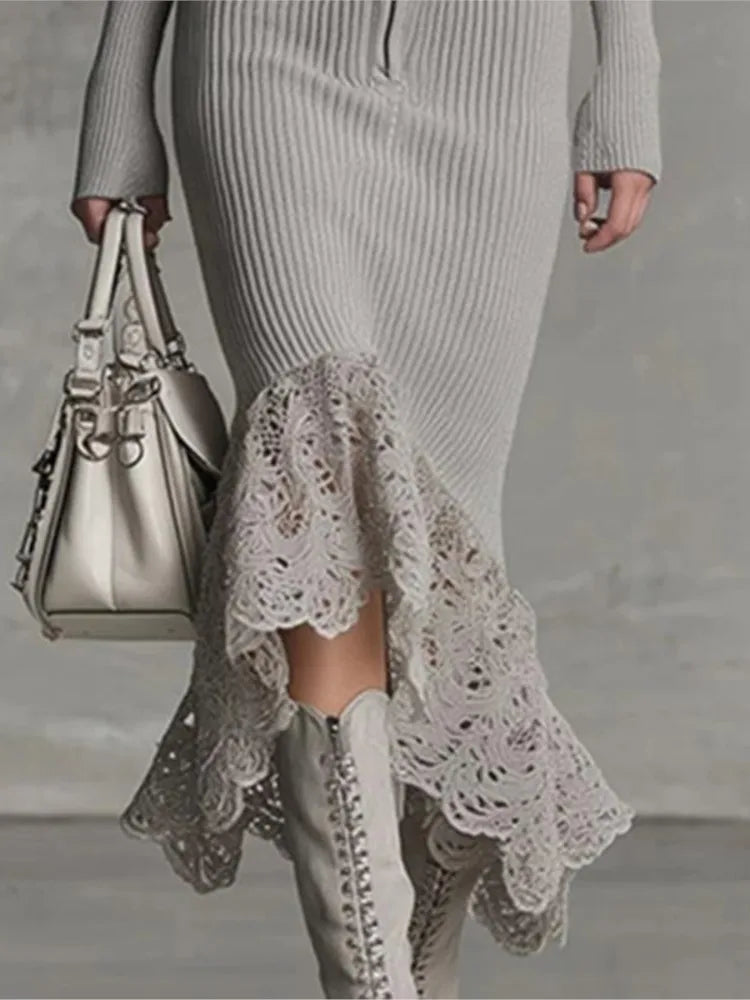 Sierra – Geripptes Strickkleid mit Kapuze
