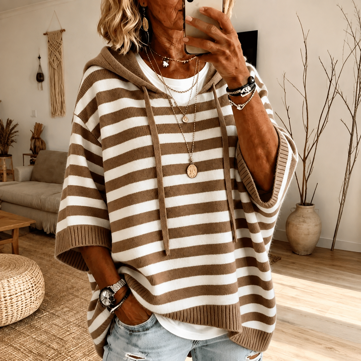 Mathilde | Gestreifter Poncho-Pullover mit Kapuze in Taupe