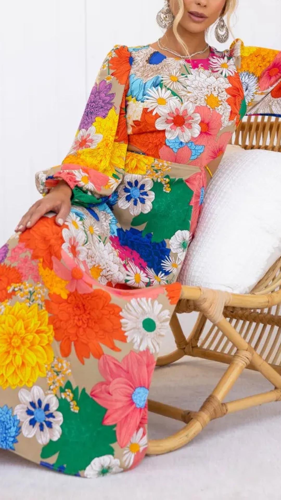 Langes Kleid mit offenem Rücken und elastischem Blumenbesatz