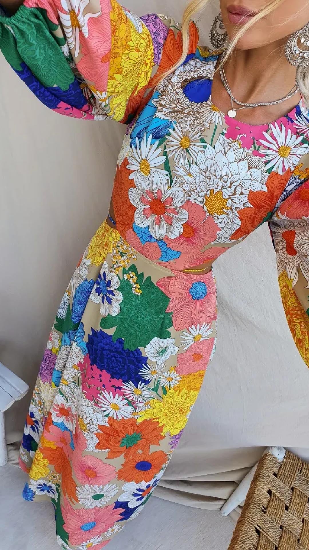 Langes Kleid mit offenem Rücken und elastischem Blumenbesatz
