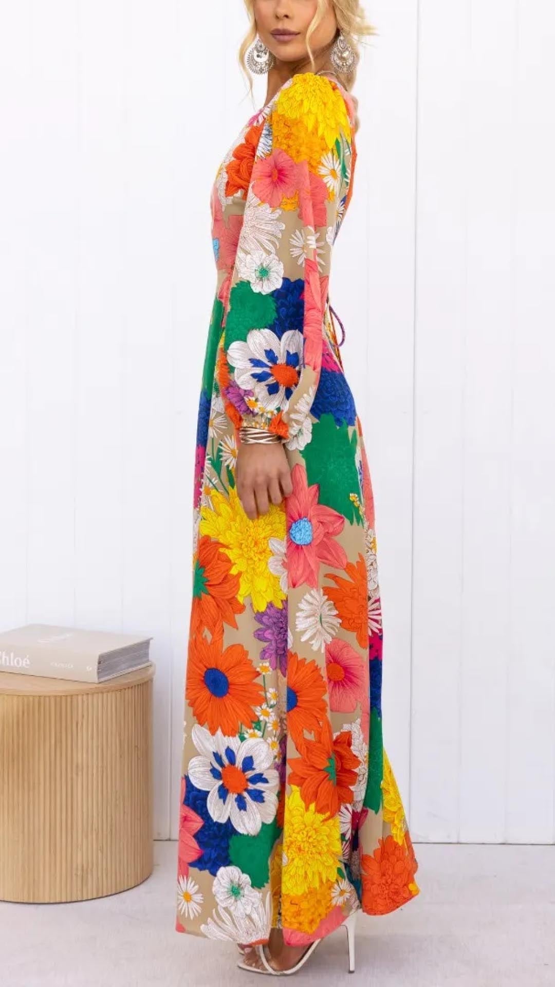 Langes Kleid mit offenem Rücken und elastischem Blumenbesatz
