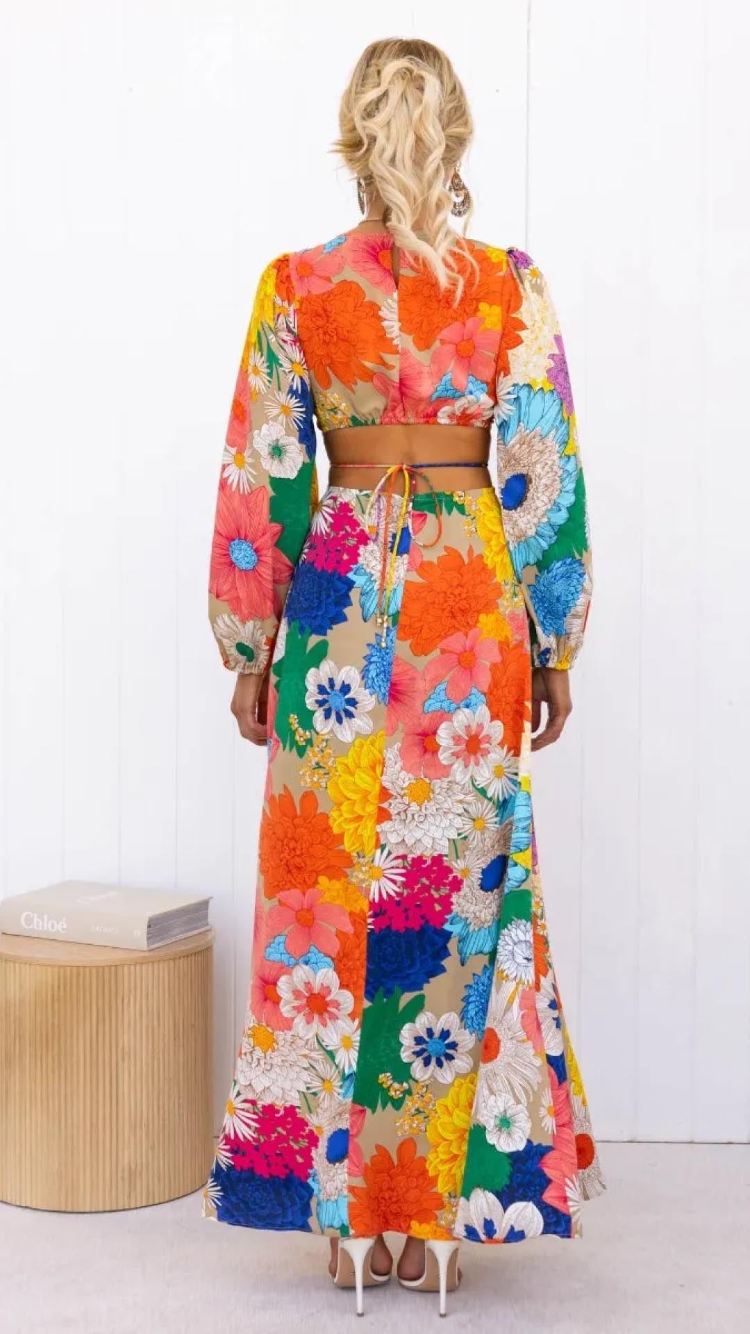 Langes Kleid mit offenem Rücken und elastischem Blumenbesatz