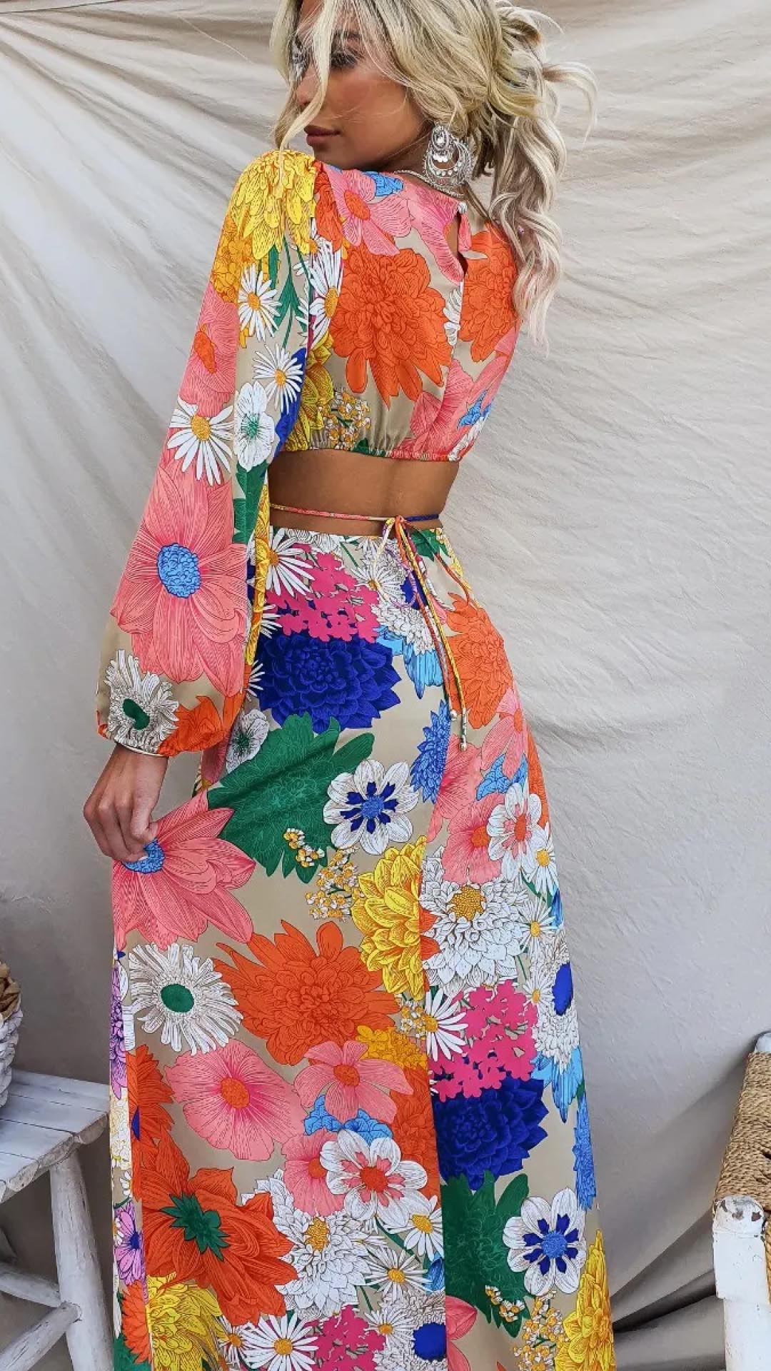 Langes Kleid mit offenem Rücken und elastischem Blumenbesatz