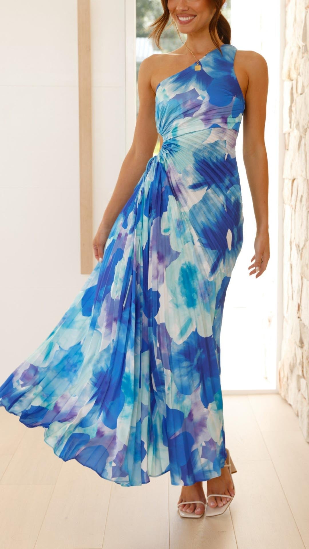 Blaues, schulterfreies, langes Kleid mit Blumenmuster und Faltenrock