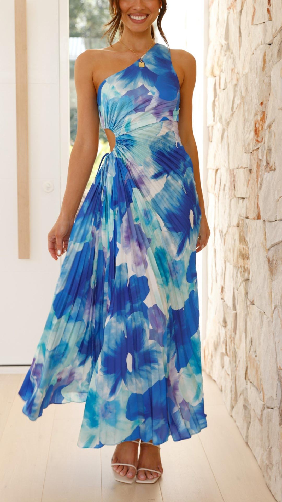 Blaues, schulterfreies, langes Kleid mit Blumenmuster und Faltenrock