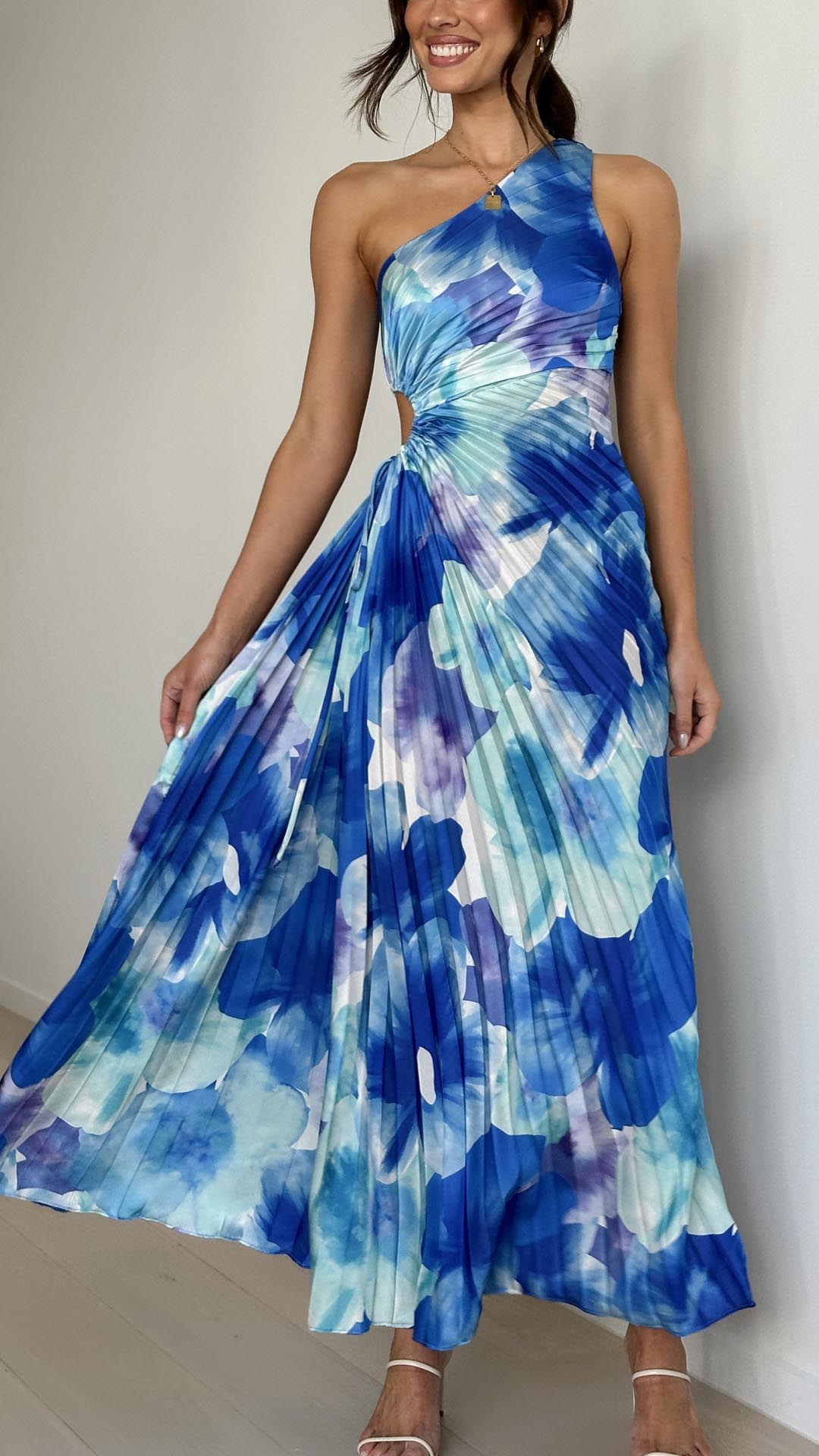 Blaues, schulterfreies, langes Kleid mit Blumenmuster und Faltenrock