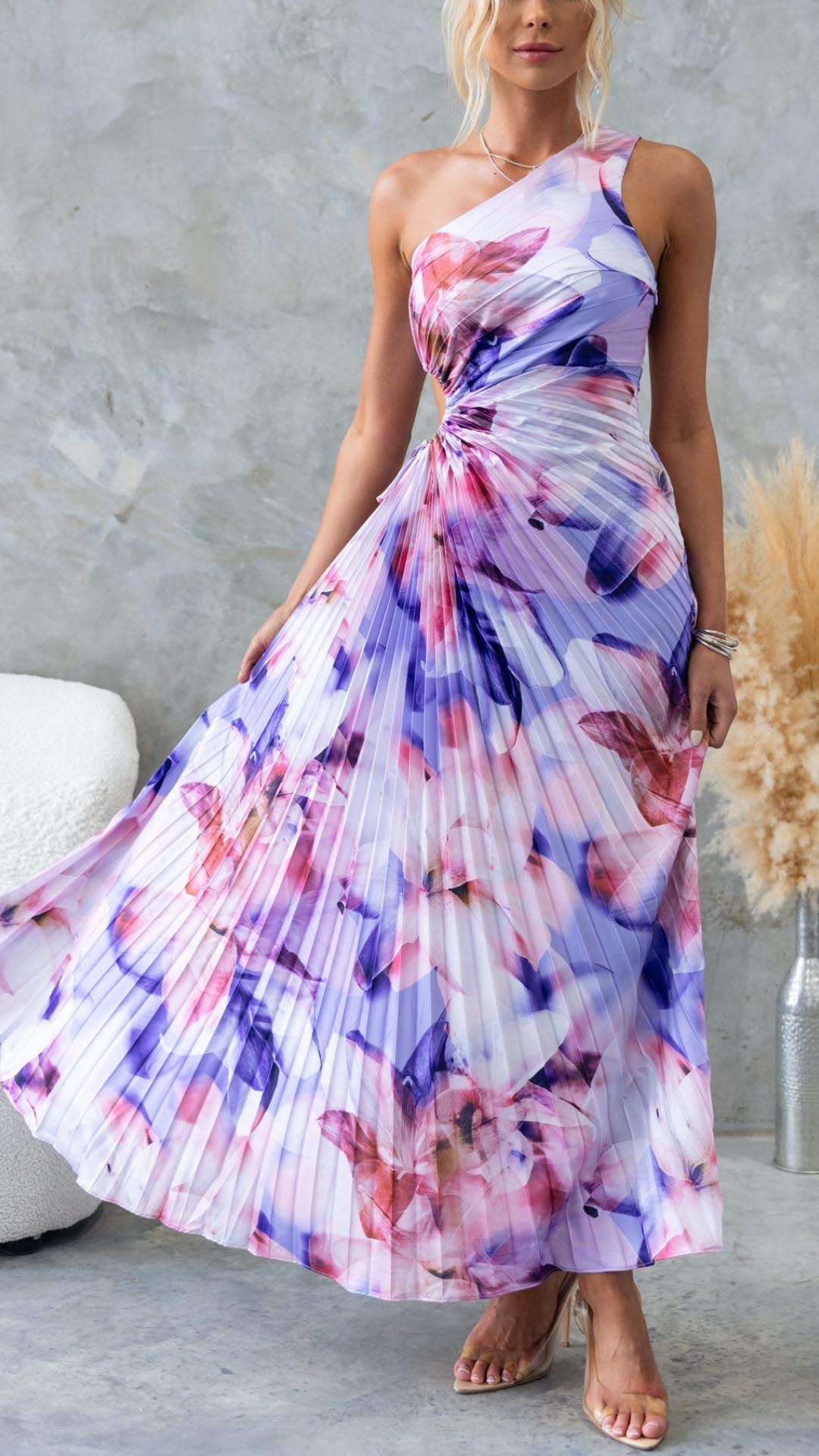 Langes schulterfreies Plisseekleid mit Blumendruck