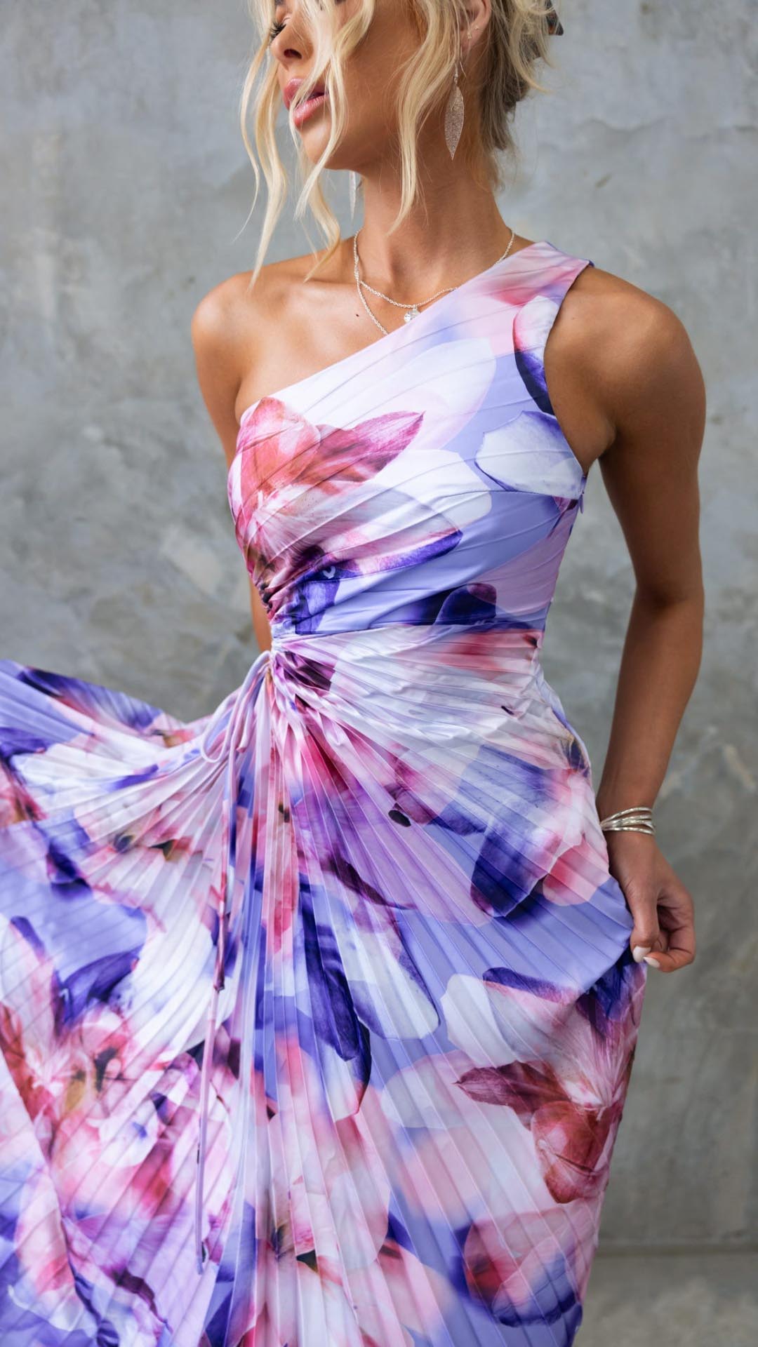 Langes schulterfreies Plisseekleid mit Blumendruck