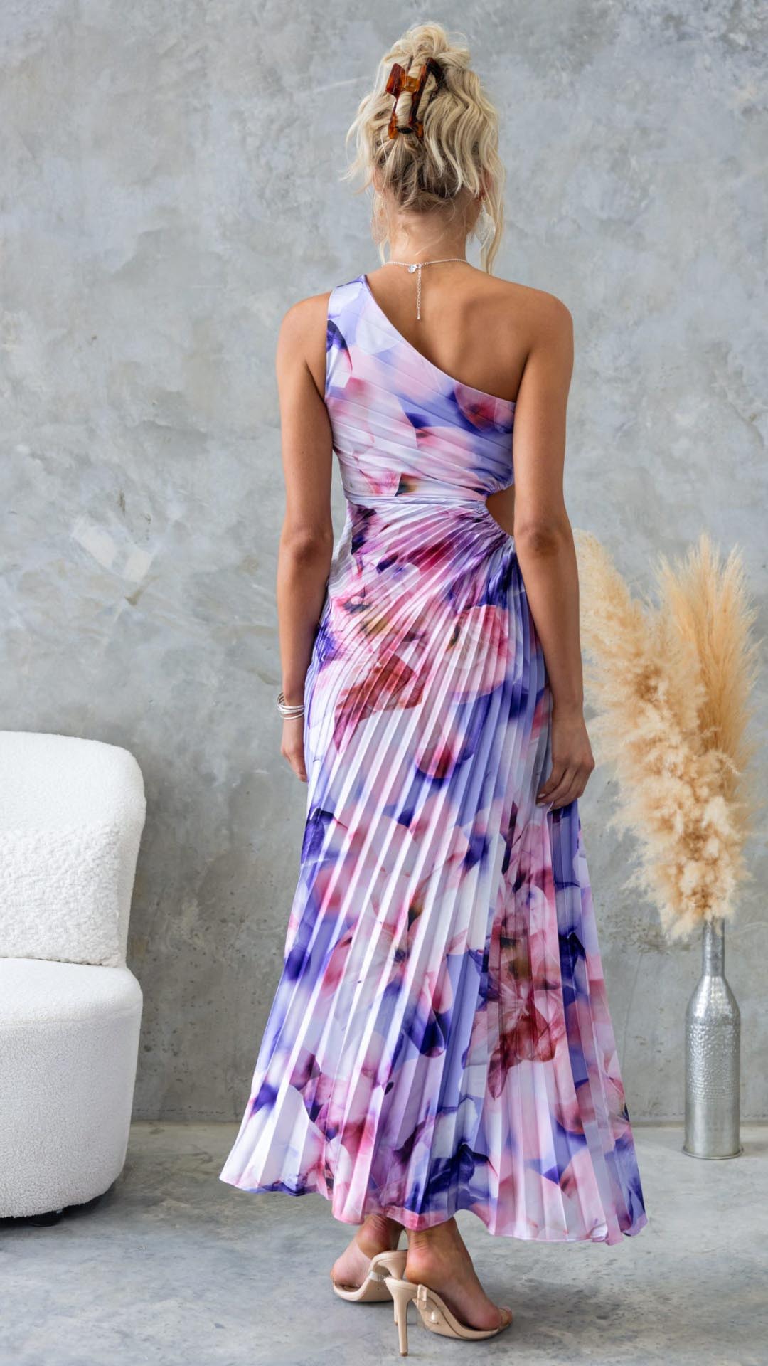 Langes schulterfreies Plisseekleid mit Blumendruck