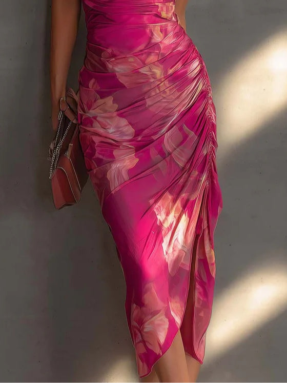 Mathilde | Figurbetontes fuchsiafarbenes Blumenkleid mit seitlicher Drapierung und Schlitz