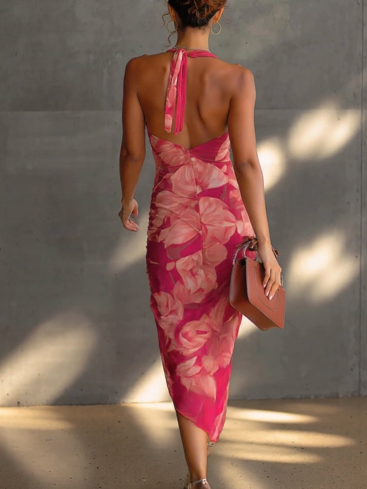 Mathilde | Figurbetontes fuchsiafarbenes Blumenkleid mit seitlicher Drapierung und Schlitz
