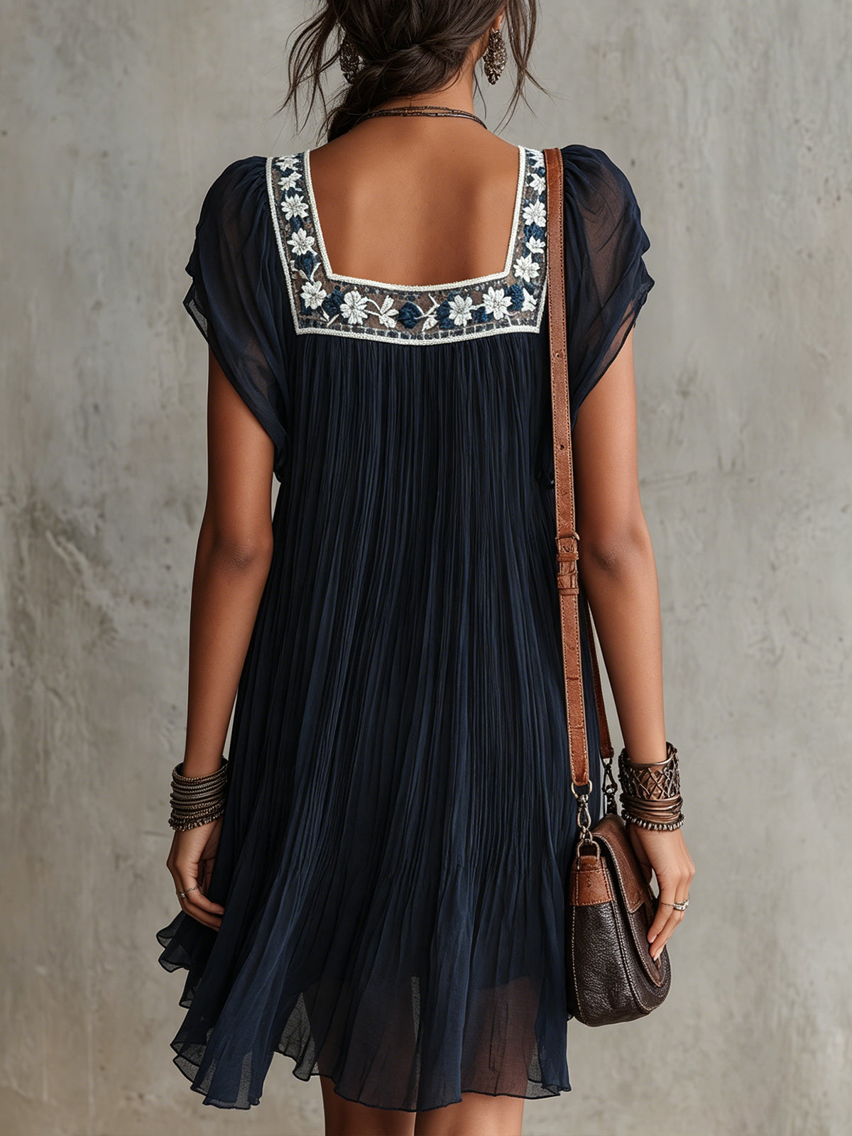 Apolline – Plissiertes Minikleid mit Blumenstickerei