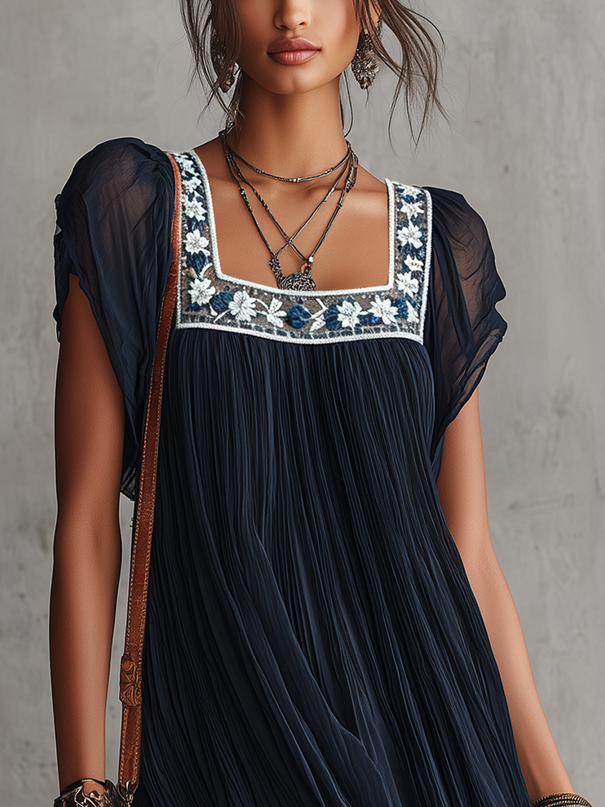 Apolline – Plissiertes Minikleid mit Blumenstickerei