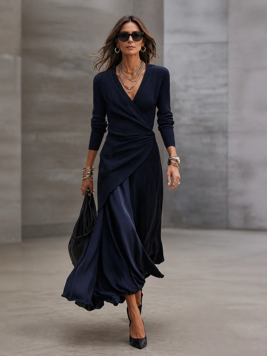 Margaux | Asymmetrisches marineblaues Maxikleid mit V-Ausschnitt und Satineinsätzen