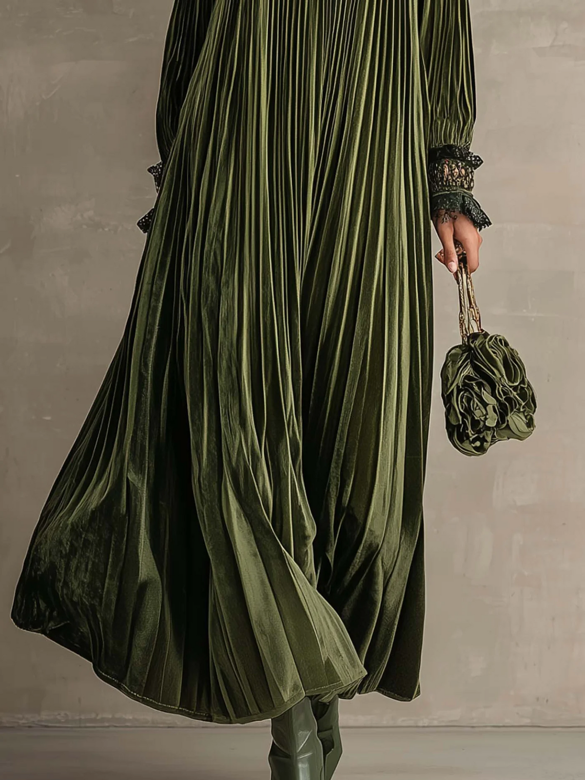 Rosa | Olivgrünes plissiertes Maxikleid mit Blumendetail an der Schulter