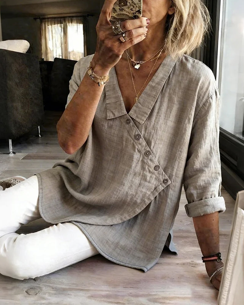 Asymmetrische Bluse mit Kragen und diagonaler Knöpfung