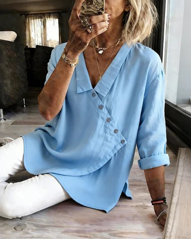 Asymmetrische Bluse mit Kragen und diagonaler Knöpfung