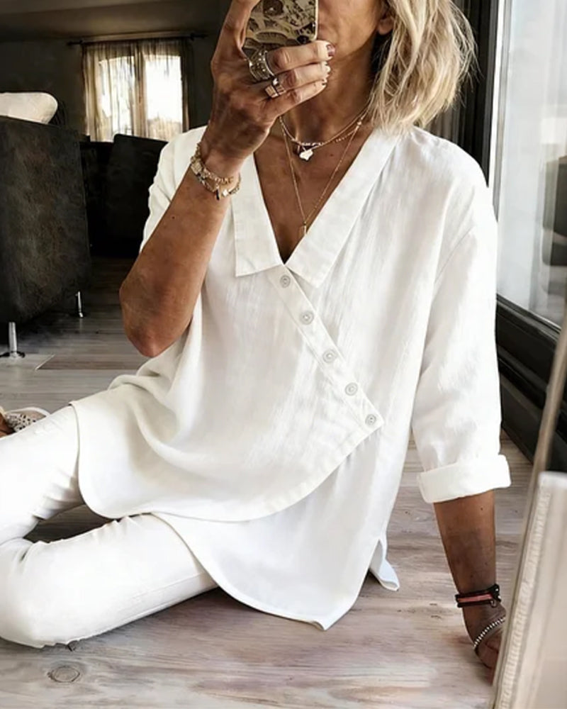 Asymmetrische Bluse mit Kragen und diagonaler Knöpfung