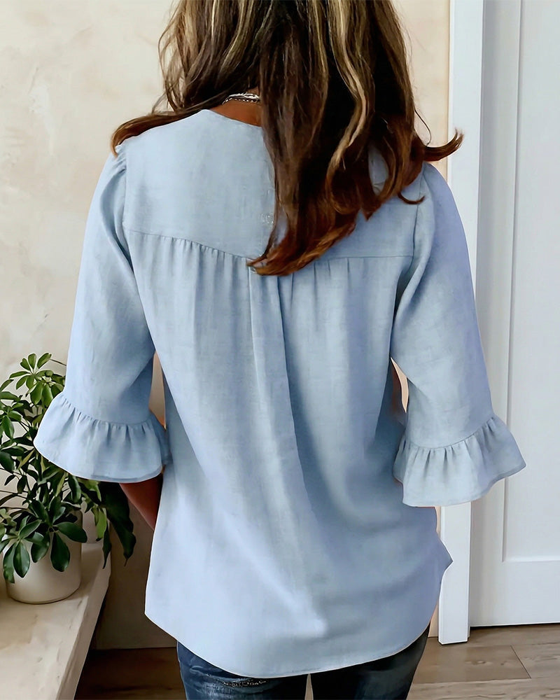 Sophia – Einfarbige Baumwoll-Leinen-Bluse mit Holzknöpfen und Volants