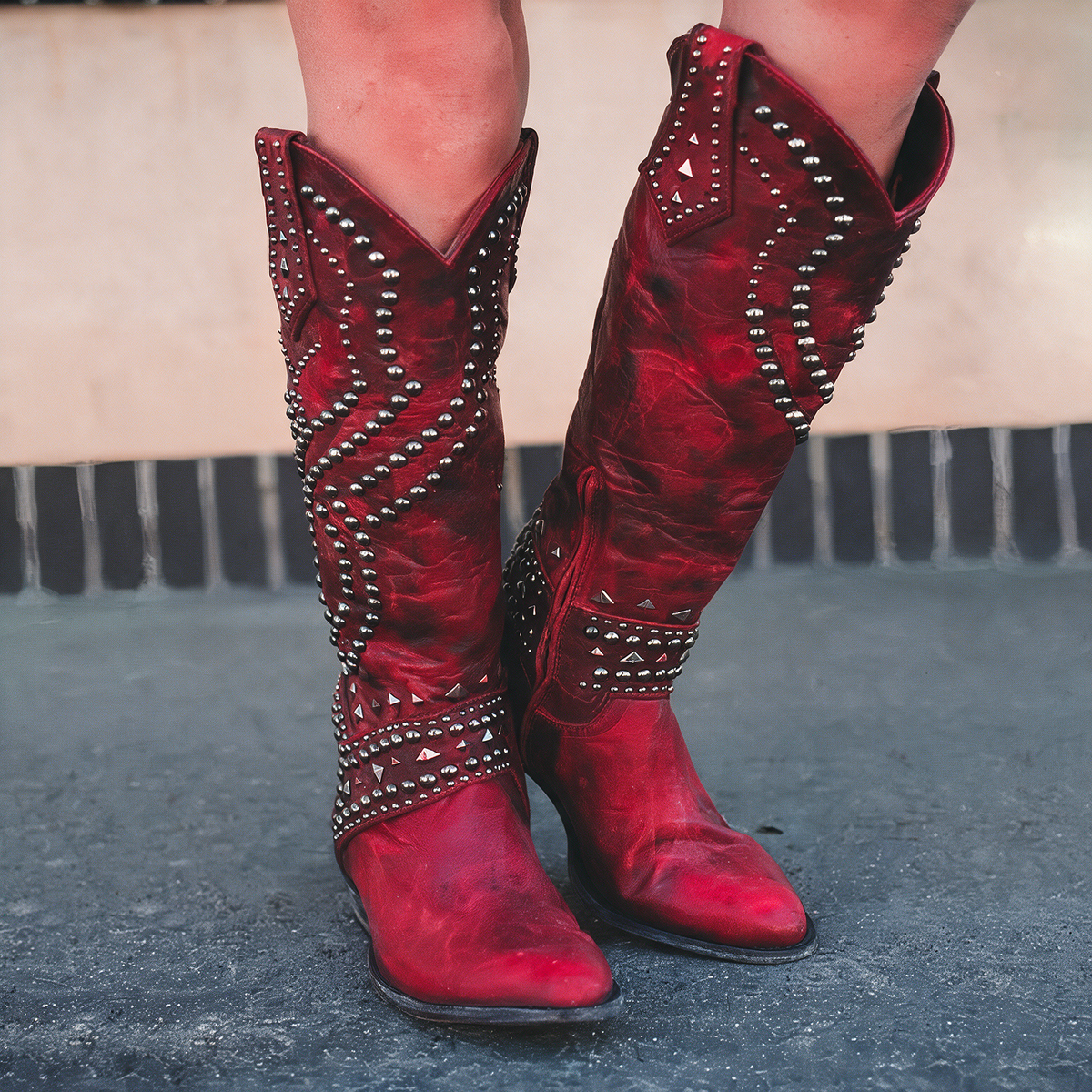 Elena – Kniehohe Stiefel mit Nieten