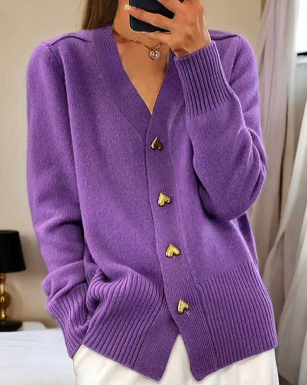 Michaela – Cardigan mit V-Ausschnitt und Herzknöpfen