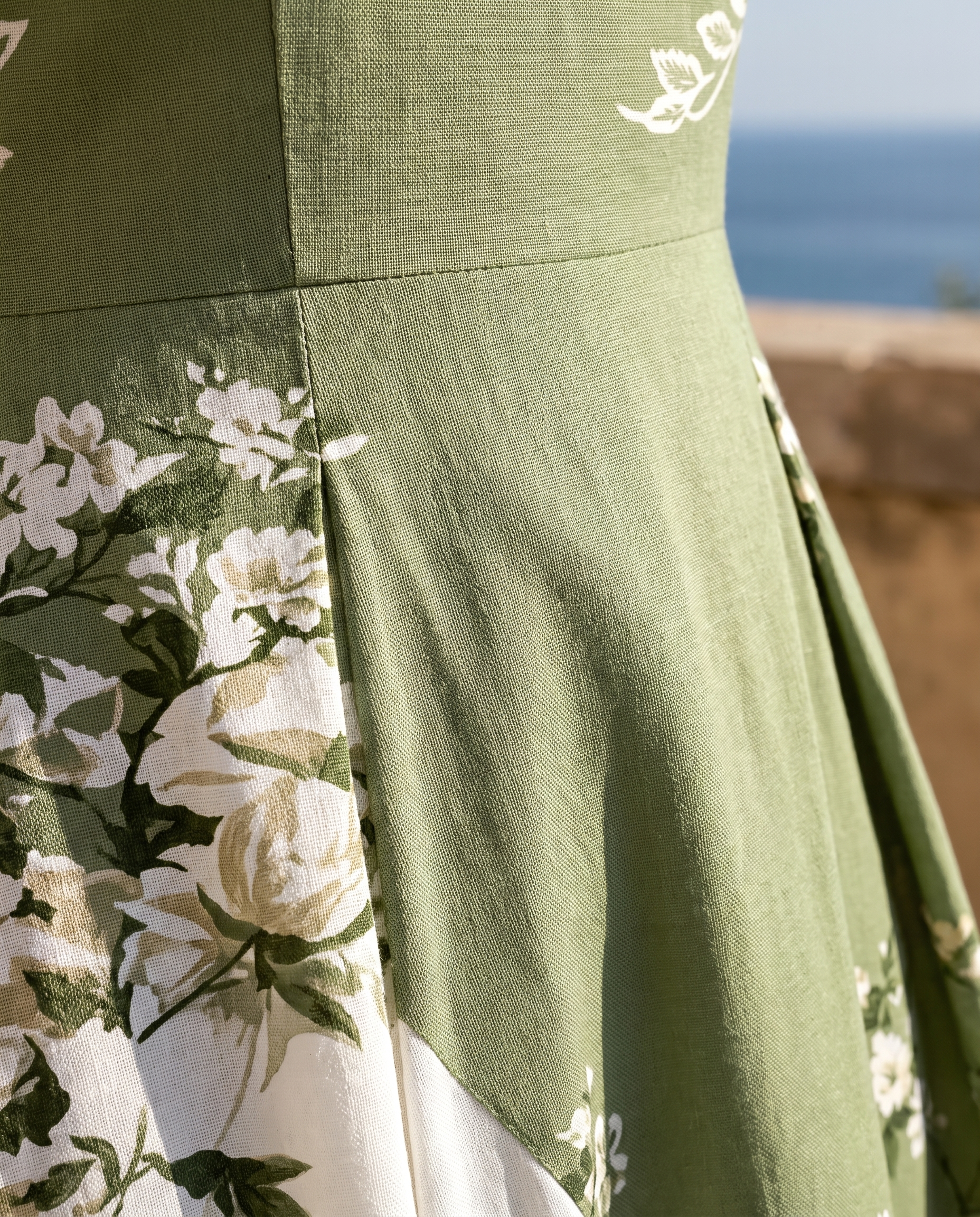Salbeigrüner Rosengarten Maxikleid mit Taschen