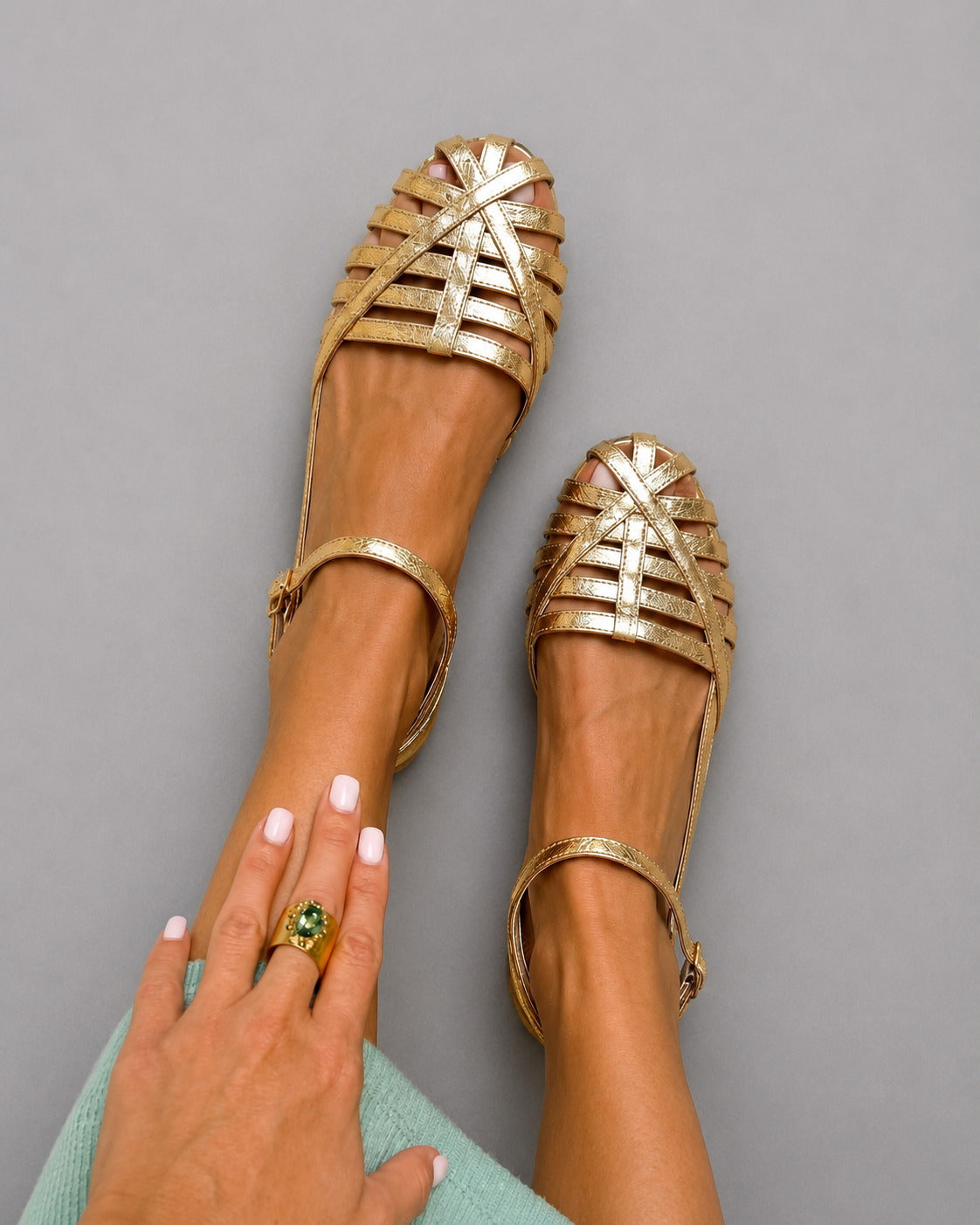 Flache Sandalen mit geschlossener Zehenpartie, Cage-Design und Knöchelriemen