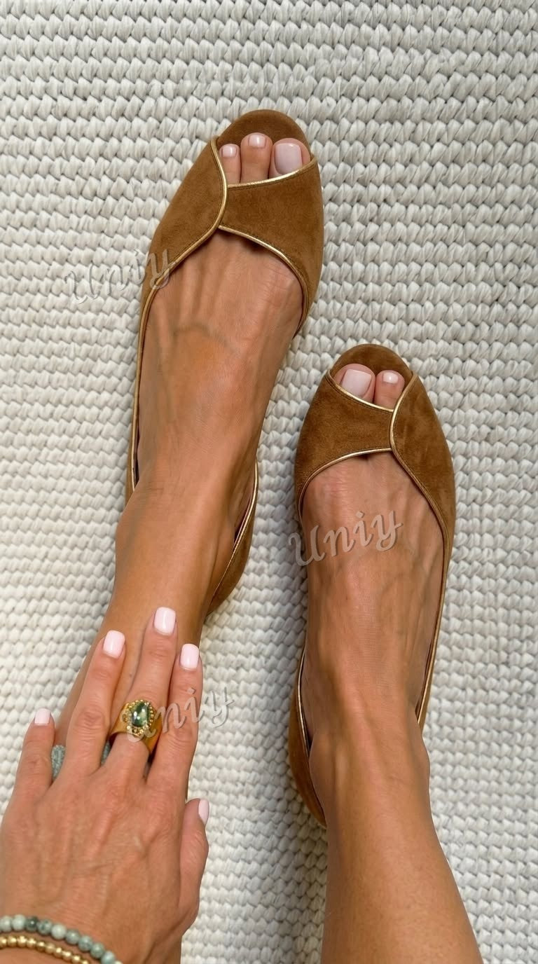 D'Orsay-Ballerinas aus Wildleder mit offener Zehenpartie in Beige und Gold