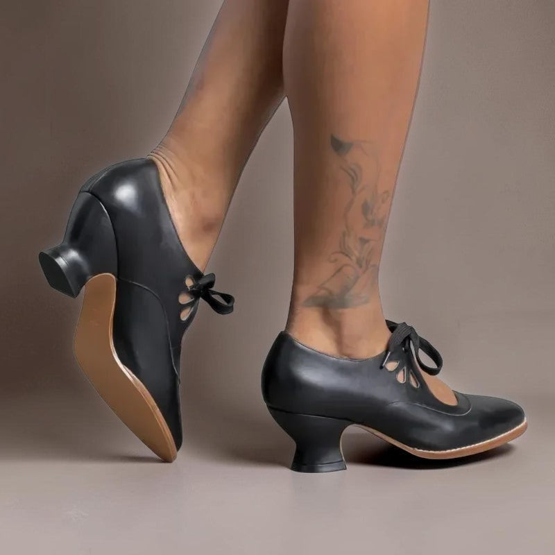 Jytte | Elegante Pumps mit verstellbarem Riemen und Schnürdetail